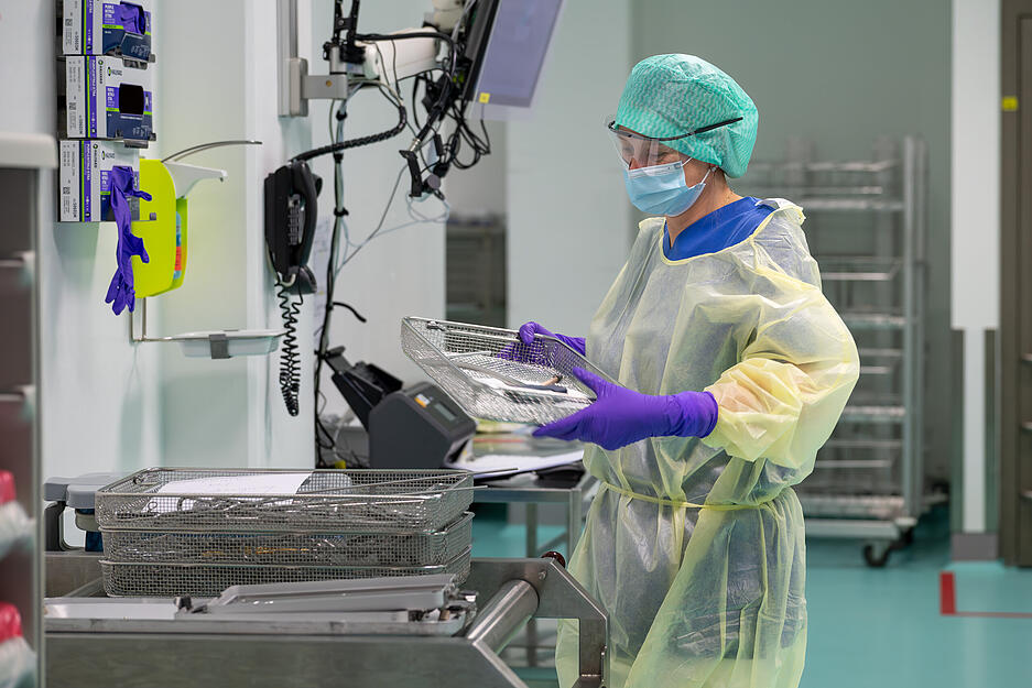 Die Hygiene- und Sicherheitsvorschriften in der Aufbereitungseinheit für Medizinprodukte sind streng. Hier darf nichts schiefgehen.