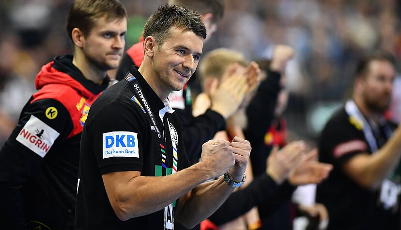 Christian Prokop, Trainer des deutschen Teams, jubelt am Spielfeldrand über den Sieg gegen Korea. Foto: dpa