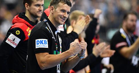 Christian Prokop, Trainer des deutschen Teams, jubelt am Spielfeldrand über den Sieg gegen Korea. Foto: dpa Christian Prokop, Trainer des deutschen Teams, jubelt am Spielfeldrand über den Sieg gegen Korea. Foto: dpa