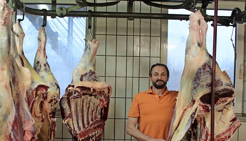 Metzger Friedrich Hack hat sich als Sohn eines Landwirts auf dem Lindelberg seine Metzgerei aufgebaut, die auf Tierwohl und Regionalität setzt. Hier steht er im Schlacht-Raum. Am liebsten ist er aber in der Küche und stellt Wurst her.