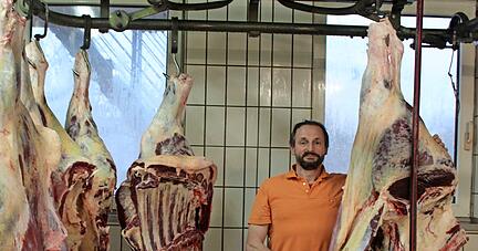 Metzger Friedrich Hack hat sich als Sohn eines Landwirts auf dem Lindelberg seine Metzgerei aufgebaut, die auf Tierwohl und Regionalität setzt. Hier steht er im Schlacht-Raum. Am liebsten ist er aber in der Küche und stellt Wurst her.
Foto: Stefanie Jani Metzger Friedrich Hack hat sich als Sohn eines Landwirts auf dem Lindelberg seine Metzgerei aufgebaut, die auf Tierwohl und Regionalität setzt. Hier steht er im Schlacht-Raum. Am liebsten ist er aber in der Küche und stellt Wurst her.
Foto: Stefanie Jani