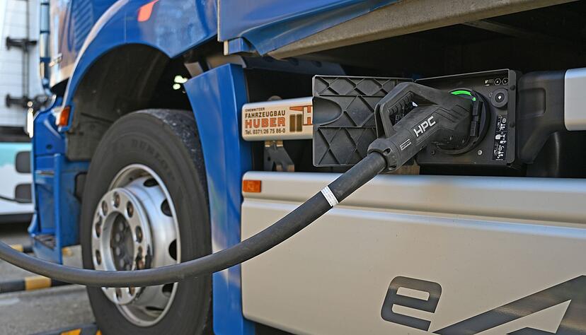 Ein E-Lkw wird auf dem Gel&auml;nde einer Spedition geladen. Entlang der Autobahnen fehlt es nach Branchenangaben an einem gut ausgebauten Netz an Ladestationen f&uuml;r Lkw.