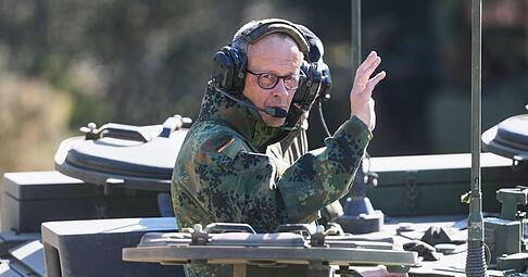 Bundeskanzler Merz im gepanzerten Kampfwagen Boxer.