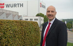 Der Gesch&auml;ftsf&uuml;hrer Logistik bei der Adolf W&uuml;rth GmbH & Co. KG, Thomas Wahl, vor einem der Vertriebszentren in K&uuml;nzelsau-Gaisbach