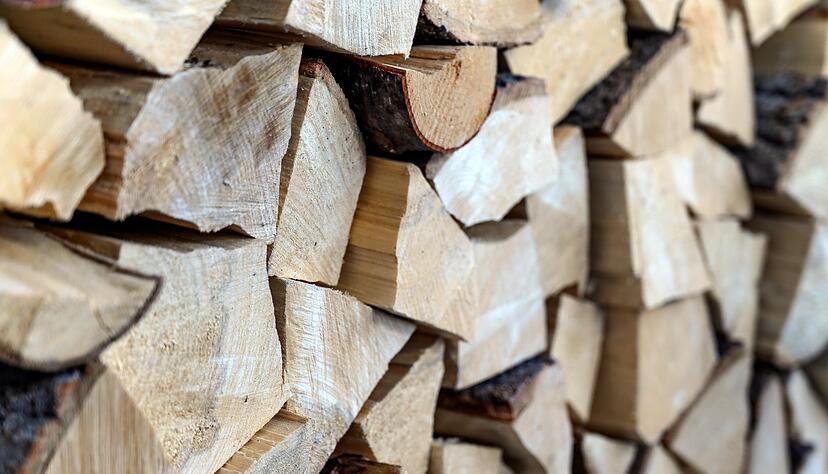 Trockenes, gespaltenes Holz mit weniger als 20 Prozent Feuchtigkeit ist ideales Feuerholz für Ofen und Kamin.