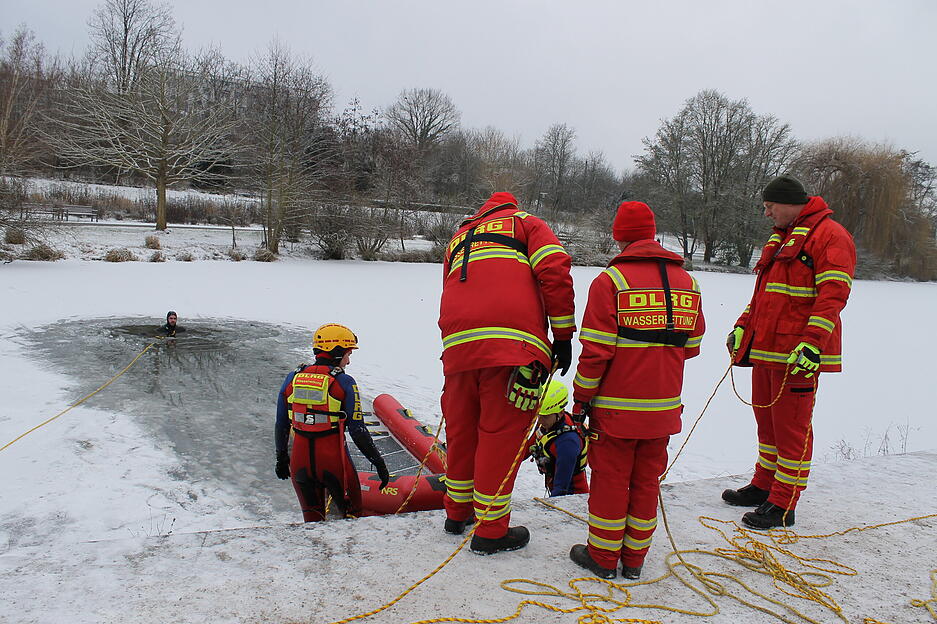Die Helfer der DLRG-Ortsgruppe Bad Rappenau proben eine Eisrettung auf dem Kurparksee.