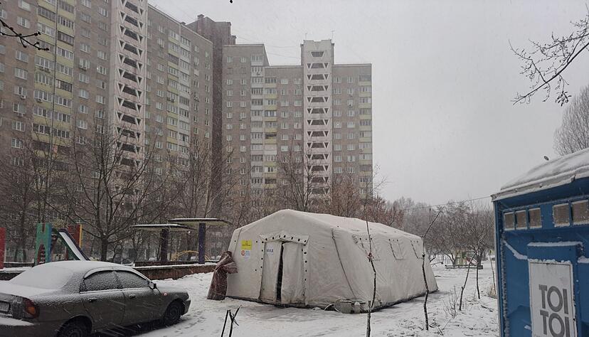 Bei Ausf&auml;llen der Wasserversorgung und eingefrorenen Wasserleitungen brauchen die Menschen in den betroffenen Stadtteilen von Kiew neben W&auml;rmezelten auch Biotoiletten. (Archivbild)