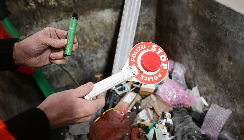 Der private Entsorger Korn aus Albstadt setzt auf eine neue Technologie und entfernt einen Gro&szlig;teil der fehlplatzierten Akkus und Batterien mit R&ouml;ntgentechnik, K&uuml;nstlicher Intelligenz und Druckluft direkt vom Sortierband.