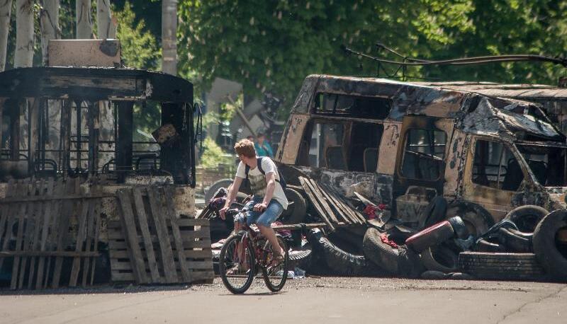 Dieses Bild aus Kramatorsk stammt aus dem Sommer 2014, als die Kämpfe um die Ostukraine begannen. Die Einwohner haben heute, acht Jahre später, schon wieder den Krieg vor Augen. Die Angst wird stärker.  Foto: Roman Pilipey