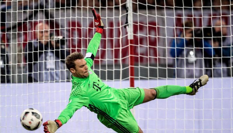 Bayerns Torwart Manuel Neuer pariert im Halbfinale einen Elfmeter. Foto: Federico Gambarini