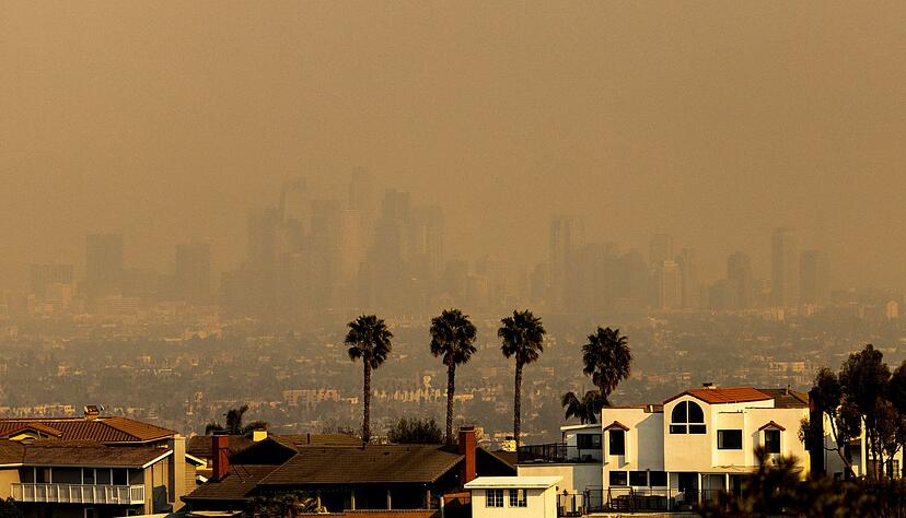 Die ganze Skyline von Los Angeles war von Rauch umgeben.