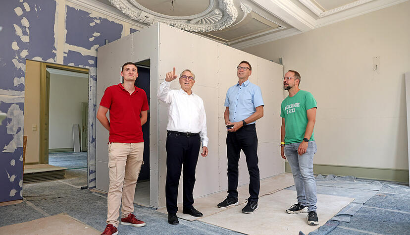 Schauen sich in einem der Hotelzimmer im Schloss um: Technischer Assistent David Seifert, Investor Wolfgang Scheidtweiler, Bürgermeister Thomas Csaszar, Steffen Heinrich vom Stadtmarketing. Foto: Ralf Seidel