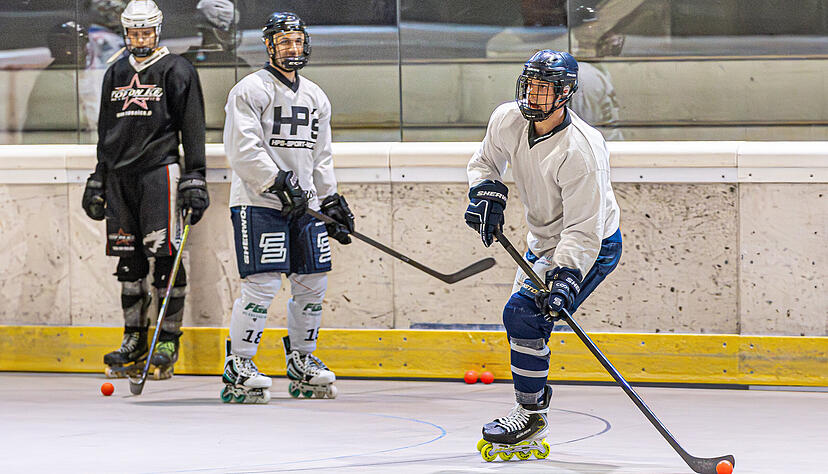 Inline-Skaterhockey wird nicht mit einem Puck, sondern mit Ball gespielt: Eishockey-Verteidiger Malte Krenzlin (rechst) hat sich in den ersten Trainings gut angestellt.