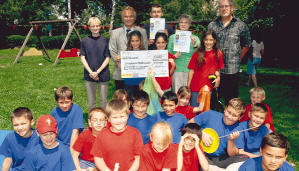Nur glückliche Gesichter gab es bei der Schecküberreichung an „Die wilde Zirkustruppe“, einem Gemeinschaftsprojekt.Foto: Peter Klotz Nur glückliche Gesichter gab es bei der Schecküberreichung an „Die wilde Zirkustruppe“, einem Gemeinschaftsprojekt.Foto: Peter Klotz