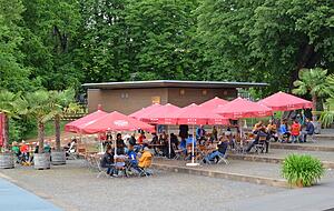 Die Sitzpl&auml;tze am Weinstand an der Neckarb&uuml;hne sind besetzt. &bdquo;Heilbronn kann viele solcher angenehmen Angebote vertragen&ldquo;, findet eine Besucherin.