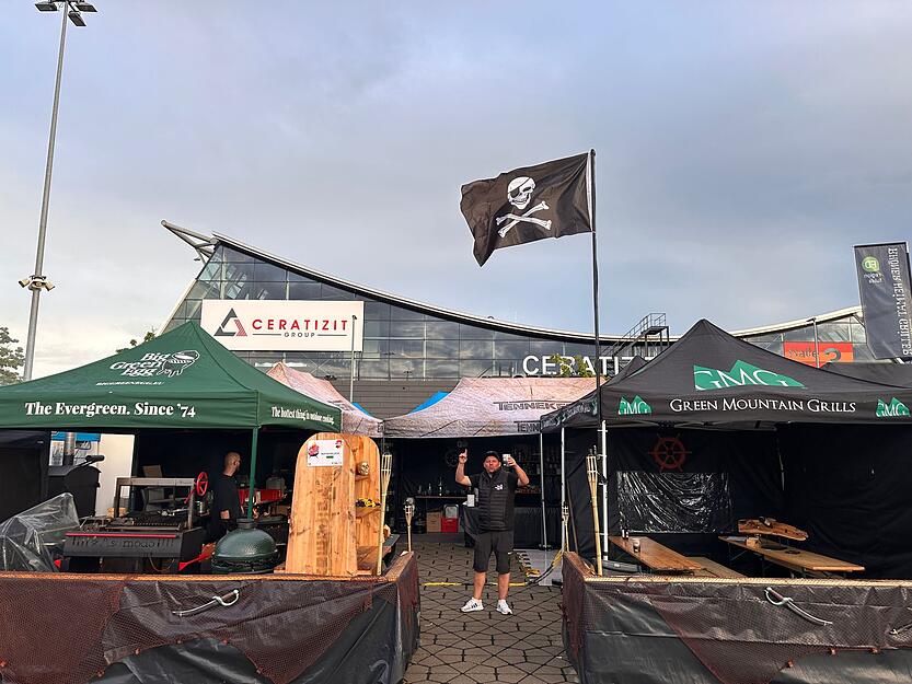 Deutsche Meisterschaft in Stuttgart: Der Stand der Black Pearl BBQ Crew mit Teamkapitän Jürgen Danczyk war aufwendiger als in Costa Rica. Deutsche Meisterschaft in Stuttgart: Der Stand der Black Pearl BBQ Crew mit Teamkapitän Jürgen Danczyk war aufwendiger als in Costa Rica.