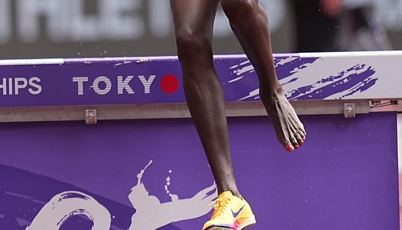 Mehr als 2.500 Meter mit nur einem Schuh unterwegs: Daisy Jepkemei. Mehr als 2.500 Meter mit nur einem Schuh unterwegs: Daisy Jepkemei.