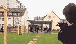 Der Quartiersgarten ist eine Attraktion in der Nordstadt. Hier sollen die Menschen Ruhe und Entspannung, Begegnung und Kommunikation erleben. Die offene Sommerhalle (Bildmitte) ist das Herzst&uuml;ck des Gartens.