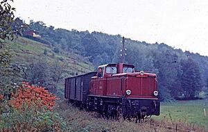 Die seit 1964 eingesetzte Diesellok mit Güterzug in Richtung Heilbronn, vor der Einfahrt in den Bahnhof Schozach.
Rechte: Hans-Joachim Knupfer Die seit 1964 eingesetzte Diesellok mit Güterzug in Richtung Heilbronn, vor der Einfahrt in den Bahnhof Schozach.
Rechte: Hans-Joachim Knupfer