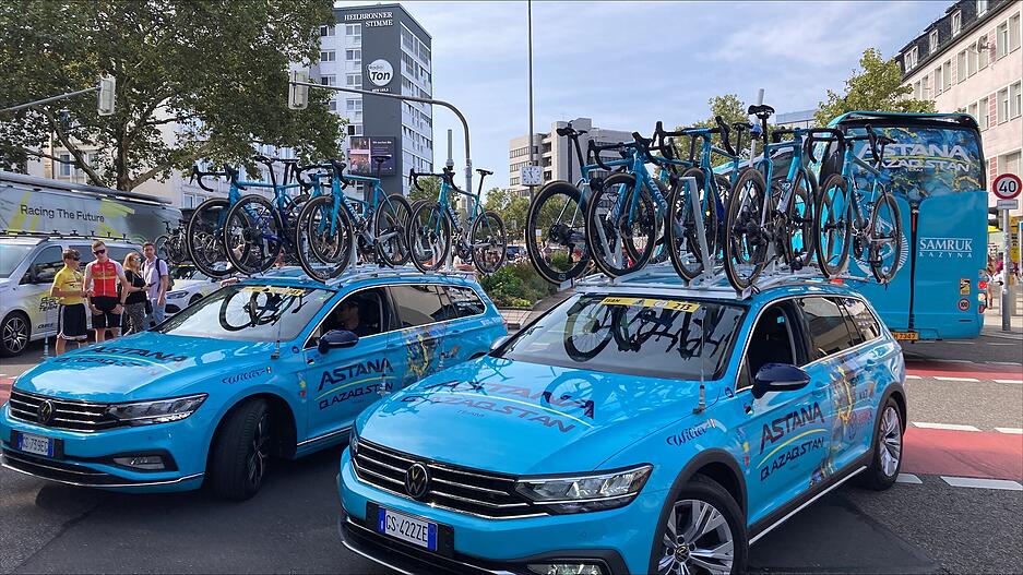 Auf der Allee in Heilbronn sind bereits am Freitagvormittag nur noch Teamfahrzeuge und Fahrräder der Deutschland-Tour unterwegs.