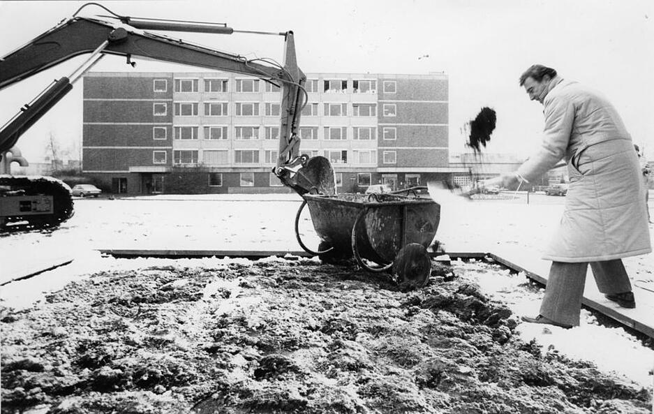 Am 18. März 1985 ist es soweit: Die stufenweise Zusammenführung aller städtischen Kliniken beginnt nachmittags 16 Uhr. Oberbürgermeister Dr. Manfred Weinmann beim ersten Spatenstich für das Gesamtklinikum. Am 18. März 1985 ist es soweit: Die stufenweise Zusammenführung aller städtischen Kliniken beginnt nachmittags 16 Uhr. Oberbürgermeister Dr. Manfred Weinmann beim ersten Spatenstich für das Gesamtklinikum.