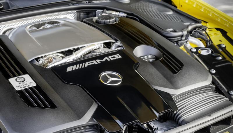 Angetrieben wird der Mercedes SL von dem bekannten Achtzylinder mit vier Litern Hubraum und doppeltem Lader. Er startet in zwei Versionen als SL63 mit 430 kW/585 PS oder als SL55 mit 350 kW/476 PS.