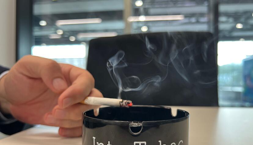 Bei der Pressekonferenz der Intertabac wird geraucht.