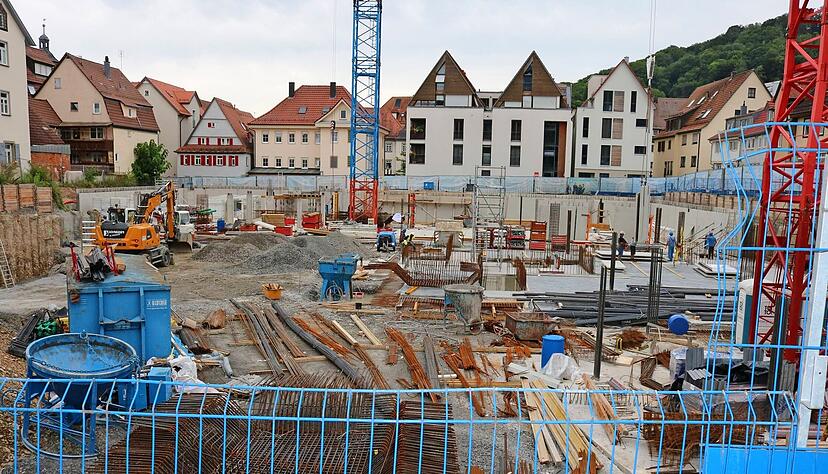 Dass das sogenannte „Quartier an der Stadtmauer“ inzwischen bebaut ist, hat sich die Stadt Künzelsau ungewollt teuer erkauft.