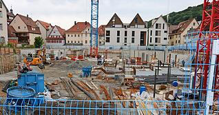 Dass das sogenannte „Quartier an der Stadtmauer“ inzwischen bebaut ist, hat sich die Stadt Künzelsau ungewollt teuer erkauft.