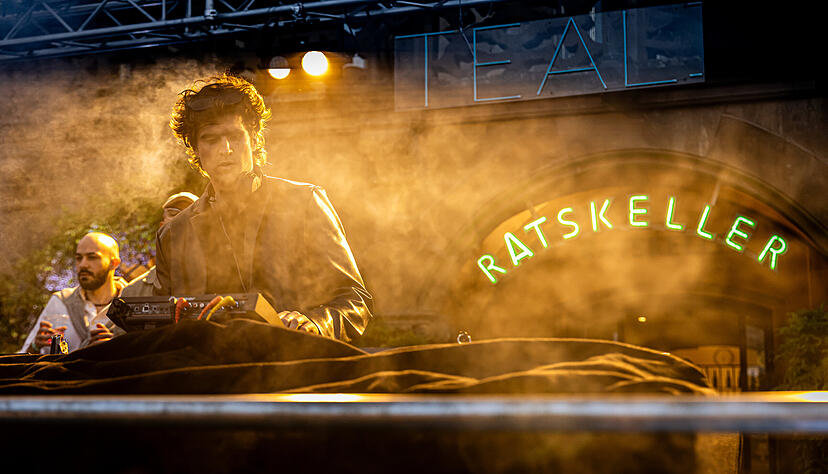 Direkt vor dem Ratskeller stand die B&uuml;hne, auf der auch DJ Lesano auftrat. Im August kommt Fritz Kalkbrenner zum ersten Teal Festival auf die Theresienwiese.