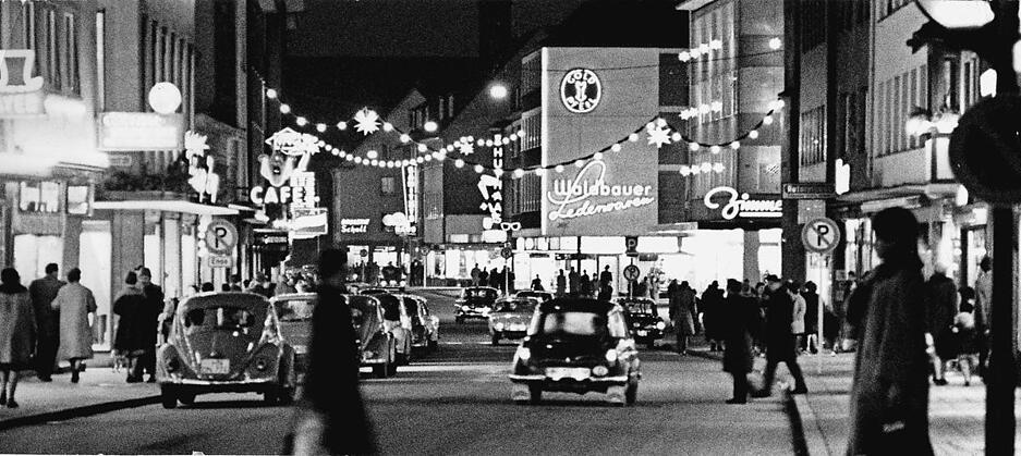 1962: In den Wirtschaftswunderjahren floriert der Handel, und die Innenstadt zeigt sich wie hier in der Sülmer-City weihnachtlich geschmückt. Üblich sind in dieser Zeit Lichterketten, die von Haus zu Haus gespannt wurden.