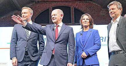 Drei Parteien, ein Vertrag: Gestern stellten Christian Lindner (FDP, von links), Olaf Scholz (SPD), Annalena Baerbock und Robert Habeck (Grüne) ihre Ziele vor.
Foto: dpa