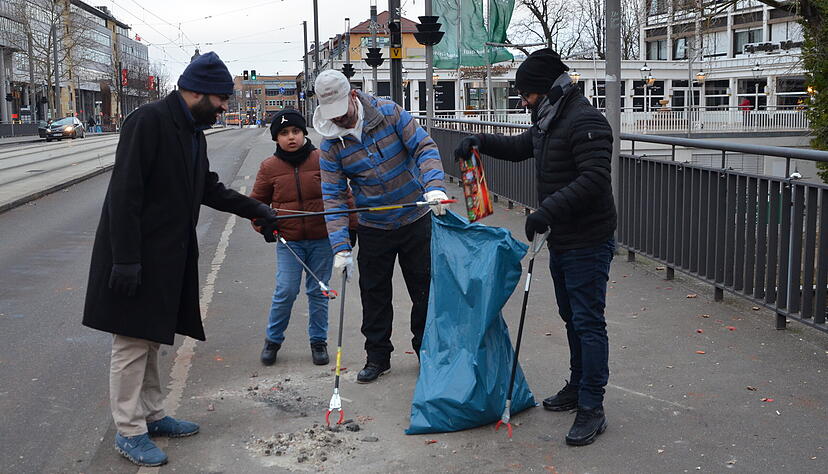 Mit Greifzangen, M&uuml;lls&auml;cken und Handschuhen ausger&uuml;stet, ziehen die Gemeindemitglieder durch die Innenstadt und r&auml;umen den M&uuml;ll anderer Leute weg.
Foto: Pf&auml;ffle