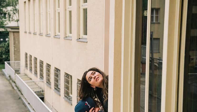 Als Objektleiterin betreut Facility Mangerin Annabella Bolsenk&ouml;tter mit ihrem Team verschiedene Verwaltungsgeb&auml;ude in Berlin. Hier begutachtet sie mit einem Mitarbeiter einen Wasserschaden.