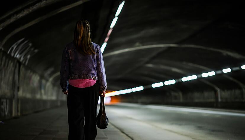 Frauen f&uuml;hlen sich im &ouml;ffentlichen Raum h&auml;ufiger unsicher als M&auml;nner.