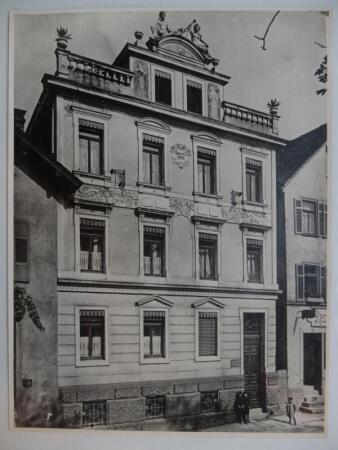 Bernhard Zapf hat eine besondere Verbindung zum Haus in der G&ouml;tzenturmstra&szlig;e: &bdquo;Mein Gro&szlig;vater war Weinh&auml;ndler. Im Untergeschoss befanden sich Gew&ouml;lbekeller, in denen am 4. Dezember 1944 sehr viele Leute Zuflucht gesucht hatten und die zum Gl&uuml;ck beim Bombenangriff intakt blieben.&ldquo;