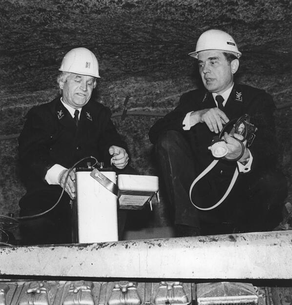 18. Januar 1984: Der unterirdische Verbindungsstollen zwischen den Bergwerken Heilbronn und Kochendorf wird eingeweiht. Grubenführer Wilhelm Maul (links) und Bergwerksdirektor Wilhelm Wegener lösen um 16.46 Uhr mit einem Knopfdruck die letzte Sprengung aus.