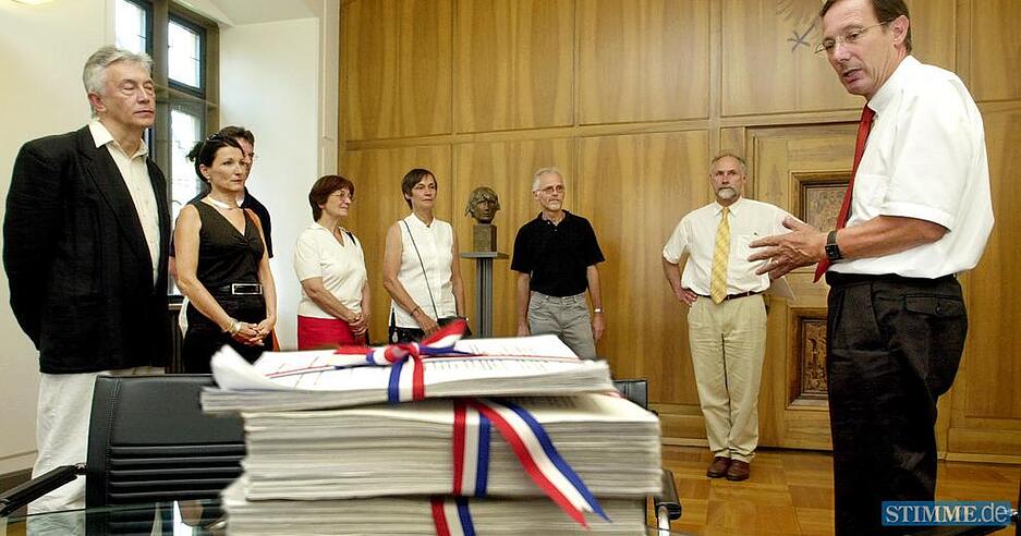 Im August 2004 übergibt  die Heilbronner Bürgerinitiative gegen Landerer-Bebauung über 10 000 Unterschriften an Oberbürgermeister Helmut Himmelsbach.