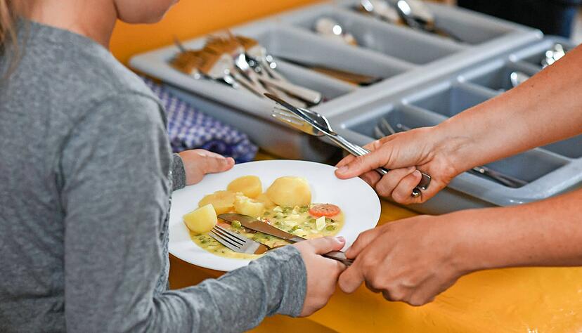Wie viele Essen in den Mensen an Schüler ausgegeben werden, ist von Gemeinde zu Gemeinde sehr unterschiedlich.