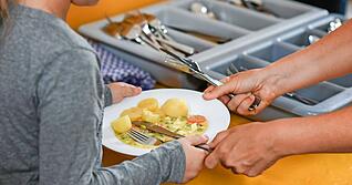 Wie viele Essen in den Mensen an Schüler ausgegeben werden, ist von Gemeinde zu Gemeinde sehr unterschiedlich.