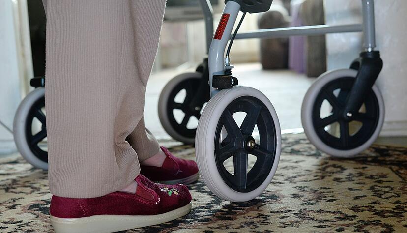 Werden die Muskeln schwächer, steigt die Gefahr für Stürze. Um das zu verhindern, sind selbst kleine Aktivitäten sinnvoll, um bestimmte Bewegungsabläufe gezielt zu trainieren. Werden die Muskeln schwächer, steigt die Gefahr für Stürze. Um das zu verhindern, sind selbst kleine Aktivitäten sinnvoll, um bestimmte Bewegungsabläufe gezielt zu trainieren.