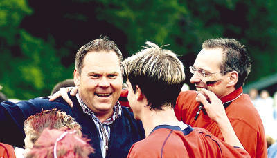 Rot-schwarzes Herz, rot-schwarze Wange: Oliver Spieß (rechts) ist ein Urgestein des Fußball-Verbandsligisten VfB Eppingen. Gestern erklärte der technische Leiter aus beruflichen Gründen seinen Rücktritt. (Foto: Klaus Krüger) Rot-schwarzes Herz, rot-schwarze Wange: Oliver Spieß (rechts) ist ein Urgestein des Fußball-Verbandsligisten VfB Eppingen. Gestern erklärte der technische Leiter aus beruflichen Gründen seinen Rücktritt. (Foto: Klaus Krüger)