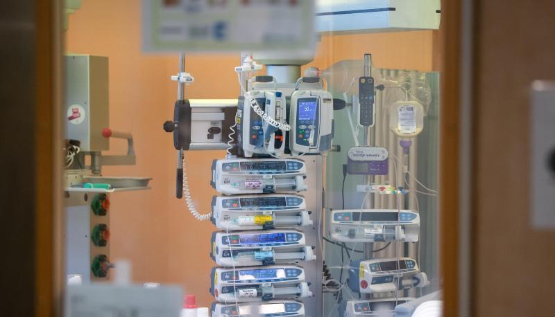 Infusionspumpen sind in einem isoliertem Intensivbett-Zimmer einer Klinik zu sehen. Foto: dpa