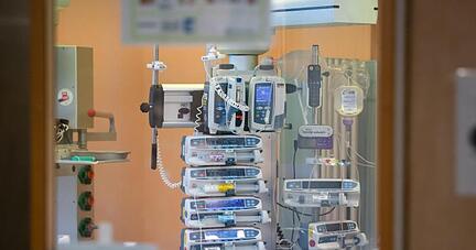 Infusionspumpen sind in einem isoliertem Intensivbett-Zimmer in der Asklepios Klinik im bayerischen Gauting zu sehen. Auf der Station werden Covid-19 Patienten behandelt.