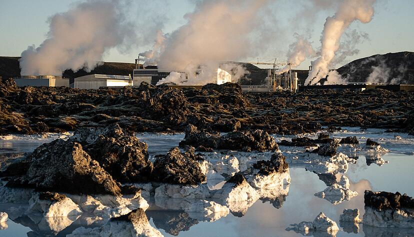 Neben der Blauen Lagune steigt Dampf vom geothermische Kraftwerk Grindavik auf.