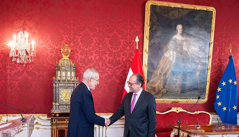 Österreich hat mit Außenminister Alexander Schallenberg (r.) bis zur Vereidigung eines neuen Kabinetts einen geschäftsführenden Kanzler. Österreich hat mit Außenminister Alexander Schallenberg (r.) bis zur Vereidigung eines neuen Kabinetts einen geschäftsführenden Kanzler.