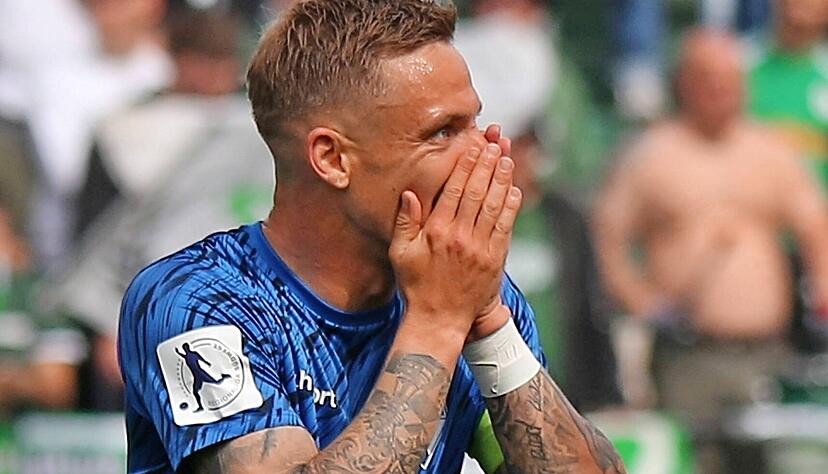 Freibergs Kapit&auml;n Marco Kehl-Gomez will es nicht glauben. Kurz vor Schluss kassierte der Regionalligist vom Wasen das 1:2 beim FC Homburg und gab durch die Niederlage auch die Tabellenf&uuml;hrung ab.
Foto: Imago/Steven Mohr