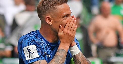 Freibergs Kapit&auml;n Marco Kehl-Gomez will es nicht glauben. Kurz vor Schluss kassierte der Regionalligist vom Wasen das 1:2 beim FC Homburg und gab durch die Niederlage auch die Tabellenf&uuml;hrung ab.
Foto: Imago/Steven Mohr