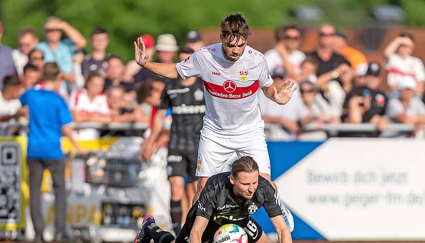 Lilian Egloff, hier im Testspiel gegen Marc Hornschuh vom FC Zürich (unten), ist nach langer Verletzungspause wieder dran am Topniveau.
Foto: dpa Lilian Egloff, hier im Testspiel gegen Marc Hornschuh vom FC Zürich (unten), ist nach langer Verletzungspause wieder dran am Topniveau.
Foto: dpa