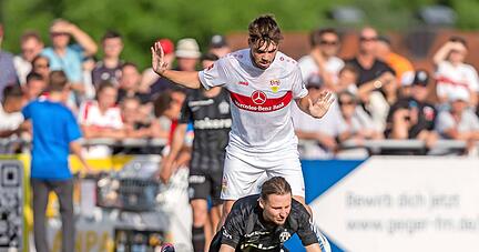 Lilian Egloff, hier im Testspiel gegen Marc Hornschuh vom FC Zürich (unten), ist nach langer Verletzungspause wieder dran am Topniveau.
Foto: dpa